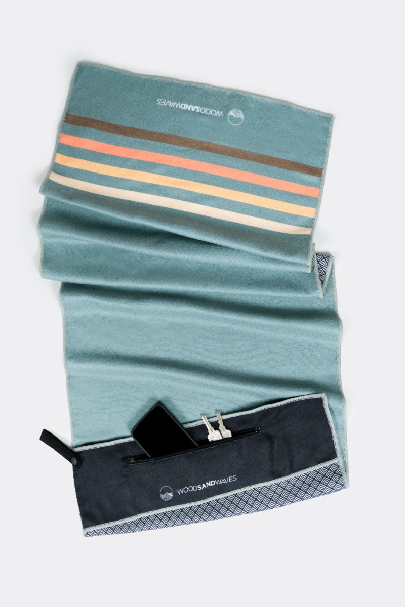 Calm Cruise Eucalyptus - Sporthandtuch mit Magnet & Zipper - Tasche - woodsandwaves.co