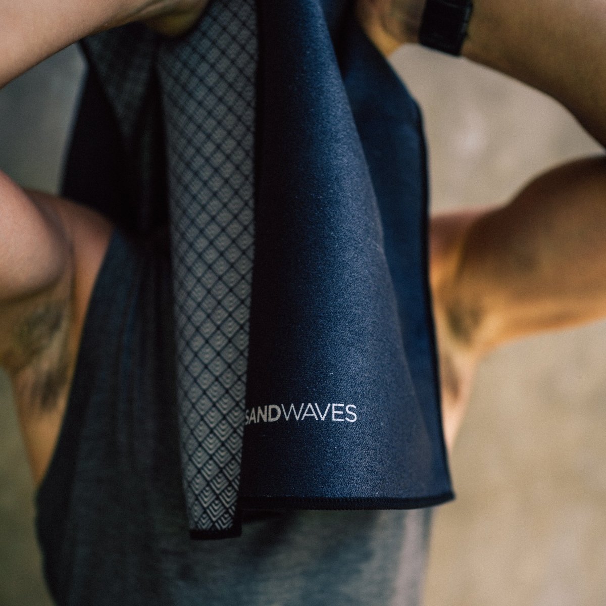 Clear Black - Sporthandtuch mit Magnet & Zipper - Tasche - woodsandwaves.co