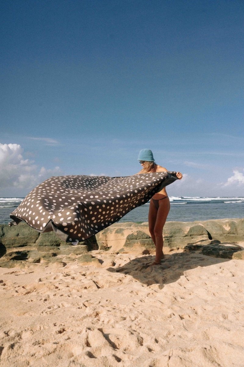 Cocoa Shore - Stranddecke XXL - leicht, kompakt & sandabweisend - woodsandwaves.co