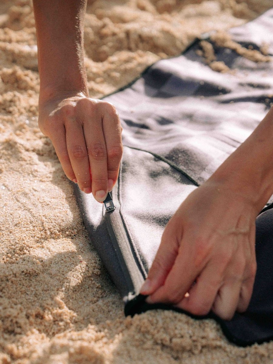 Deep Pine - Schnelltrocknendes Reise - und Strandtuch mit Geheimfach - woodsandwaves.co