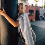 Natural Flow - Sporthandtuch mit Magnet & Zipper-Tasche - WOODSANDWAVES
