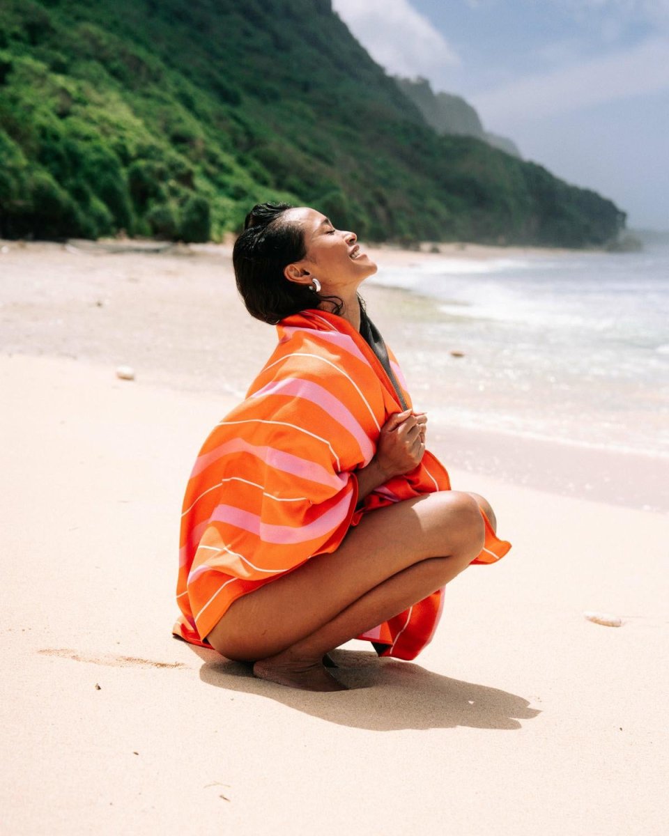 Heat Wave - Schnelltrocknendes Reise - und Strandtuch mit Geheimfach - woodsandwaves.co