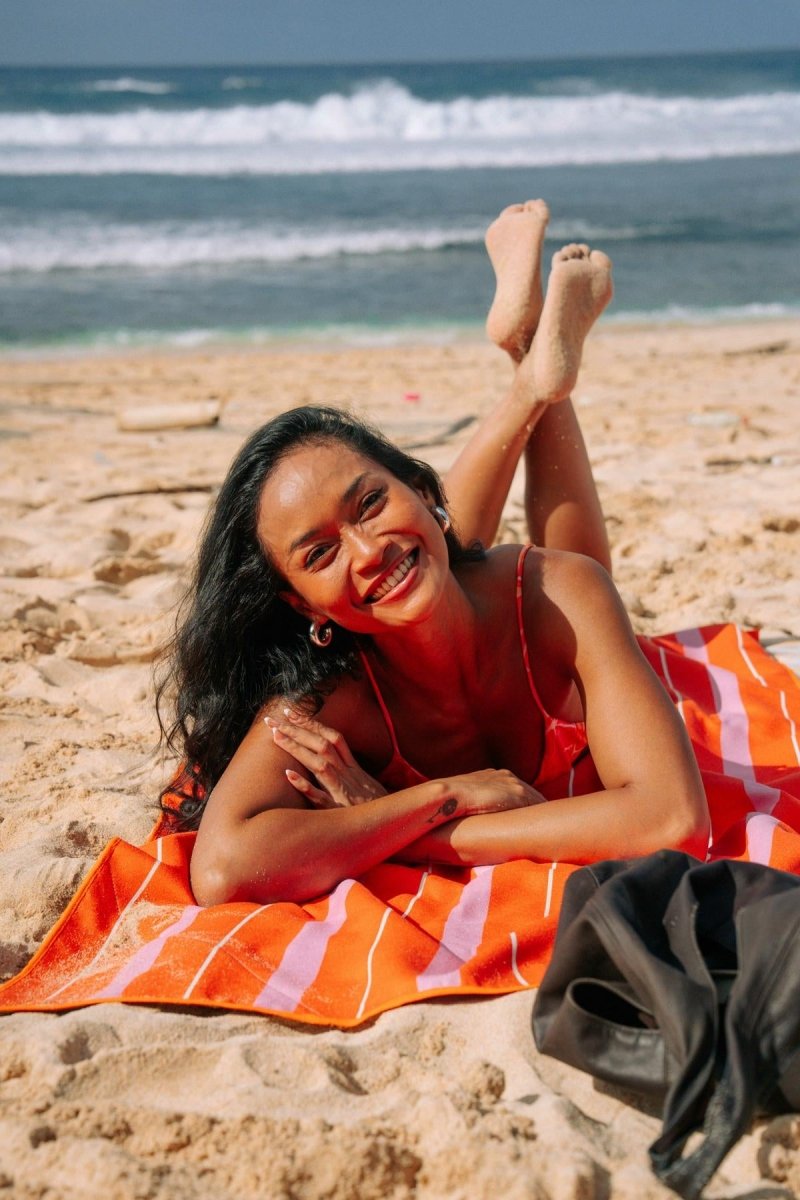 Heat Wave - Schnelltrocknendes Reise - und Strandtuch mit Geheimfach - woodsandwaves.co