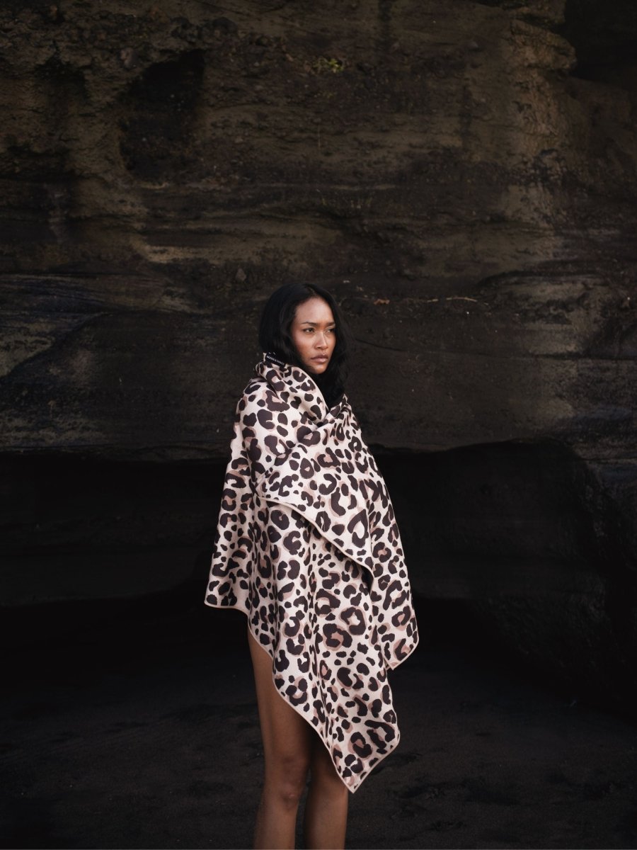 Leo Swim - Stranddecke XXL - leicht, kompakt & sandabweisend - woodsandwaves.co