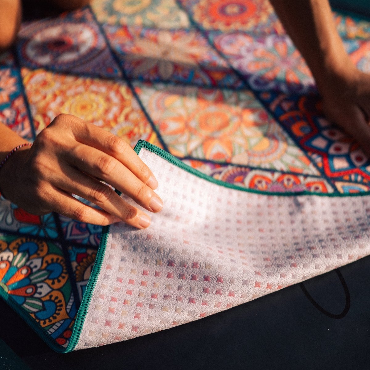 Mosaics - Rutschfestes Yoga - Handtuch mit Silikon - Noppen - woodsandwaves.co