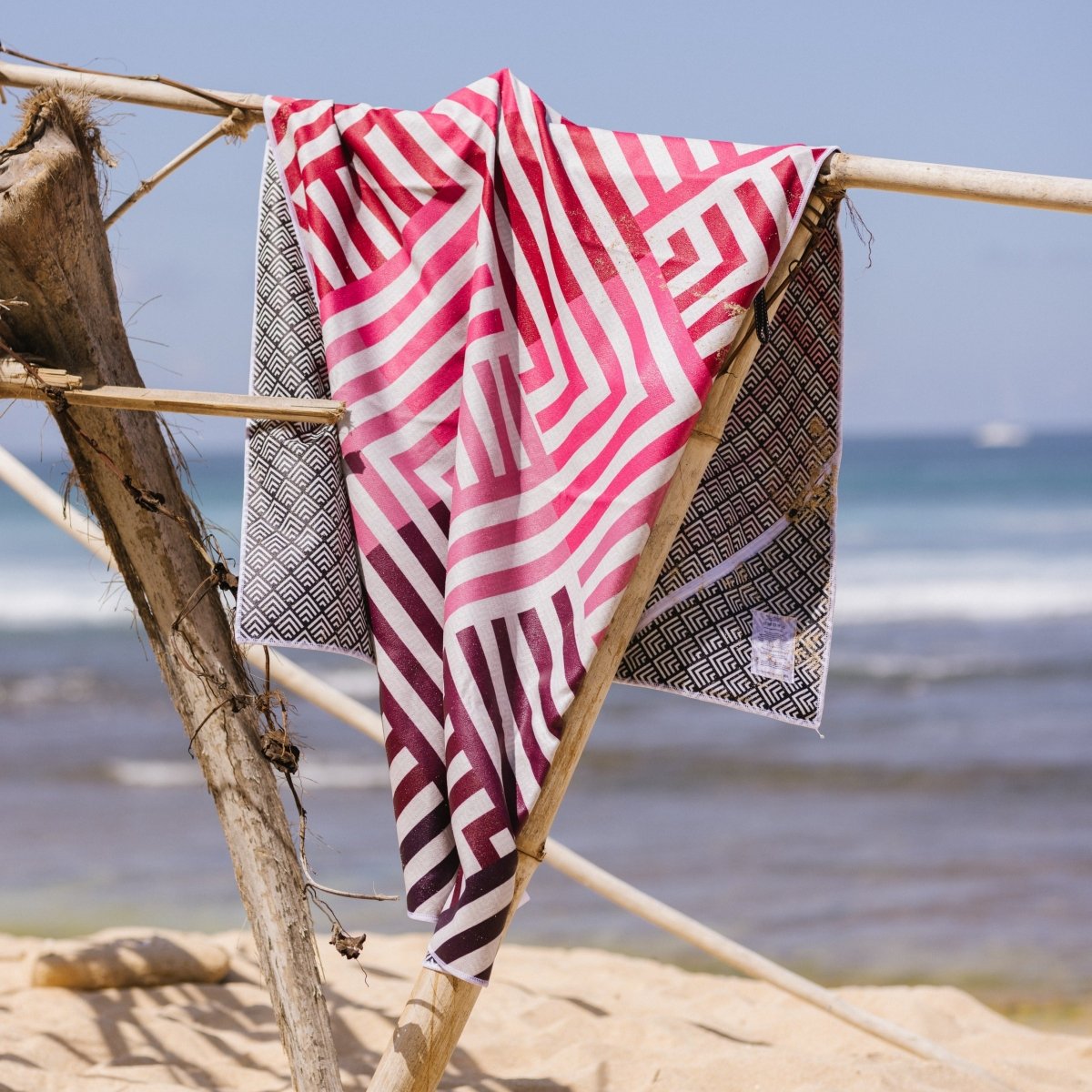 Pink Relaxation - Schnelltrocknendes Reise - und Strandtuch mit Geheimfach - woodsandwaves.co