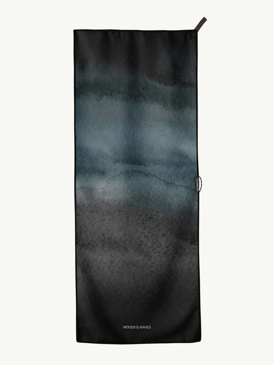 Stormy Skies - Sporthandtuch mit Magnet & Zipper - Tasche - woodsandwaves.co