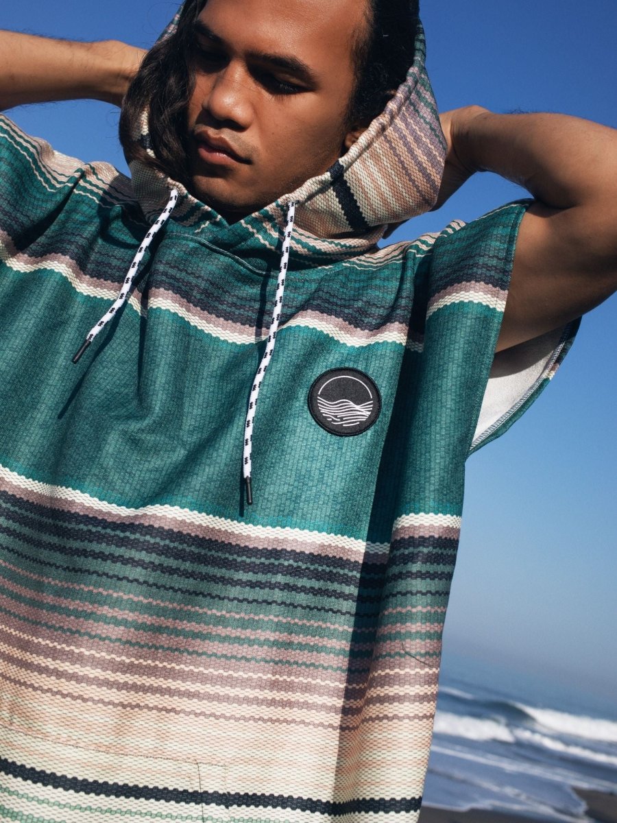 Surf - Poncho - für Frauen & Männer - aus schnelltrocknender und leichter Mikrofaser - Evergreen - woodsandwaves.co