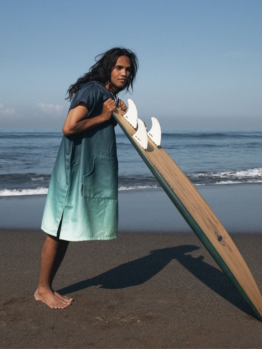 Surf - Poncho - für Frauen & Männer - aus schnelltrocknender und leichter Mikrofaser - Low Tide - woodsandwaves.co