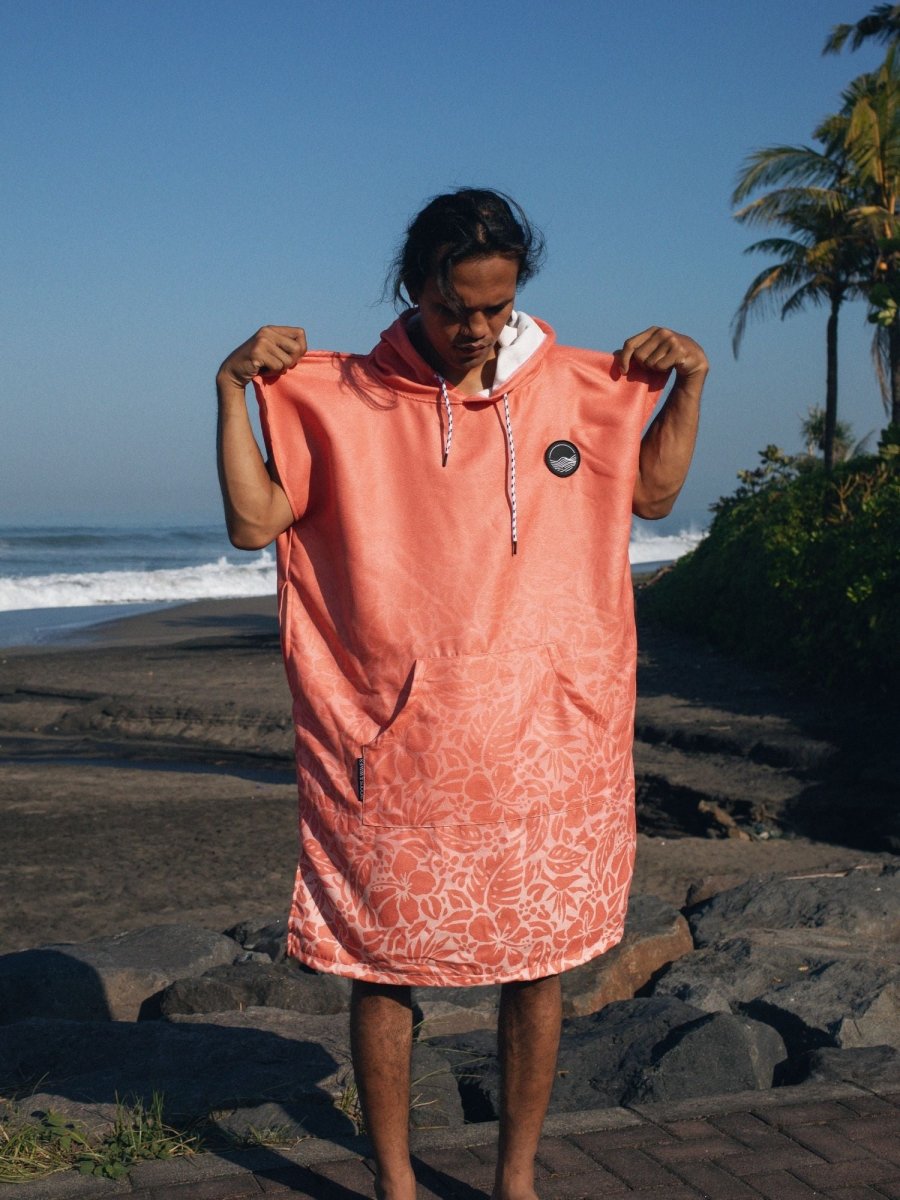 Surf - Poncho - für Frauen & Männer - aus schnelltrocknender und leichter Mikrofaser - Tropical Bloom - woodsandwaves.co