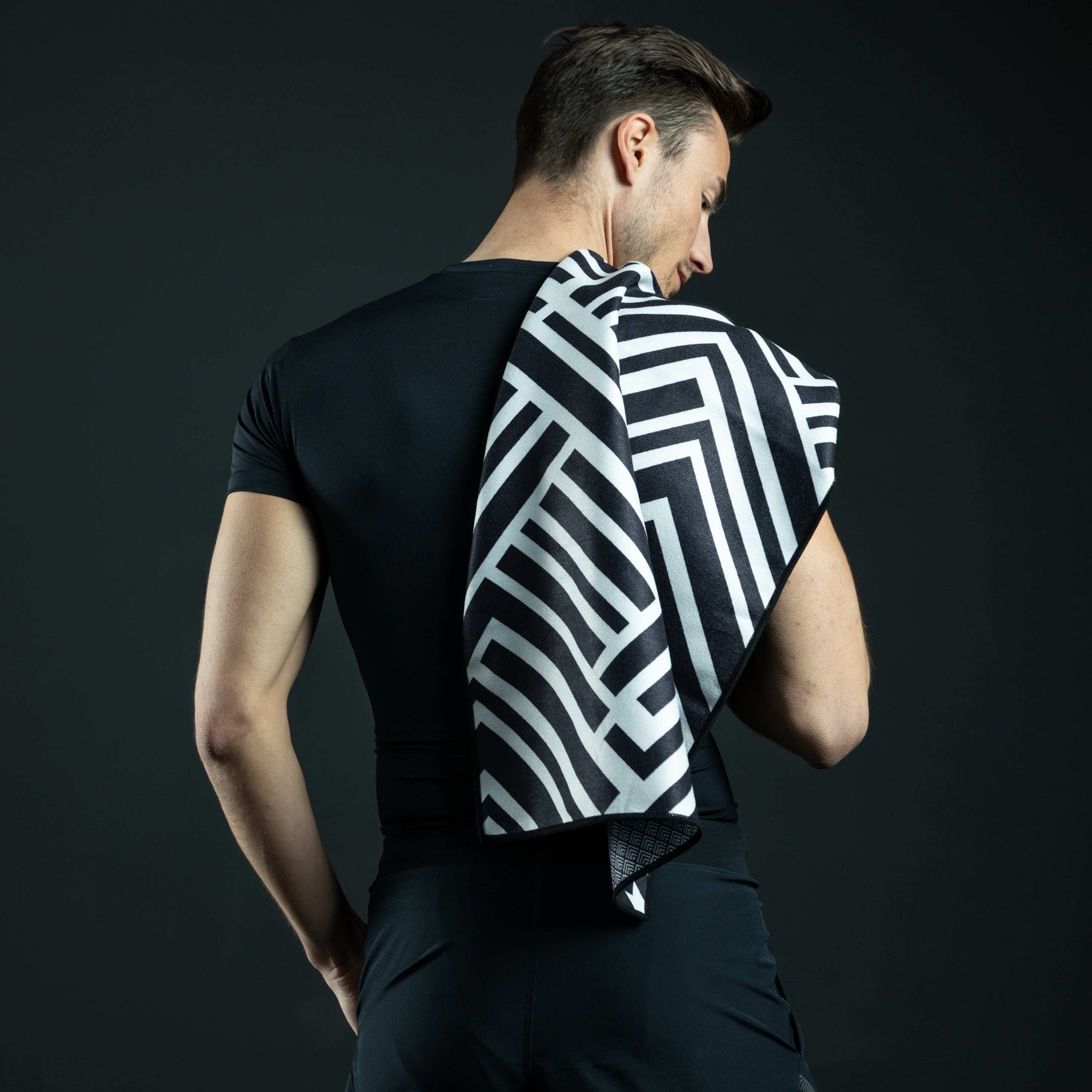 Focused Mind - Sporthandtuch mit Magnet & Zipper-Tasche - WOODSANDWAVES